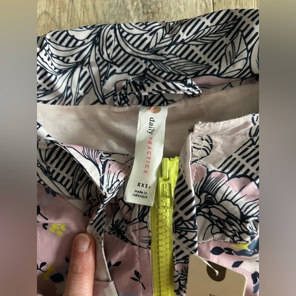 NWT Daily Practice by Anthropologie Windbreaker Jacket Pink Floral - Size XXS - Picture 5 of 9